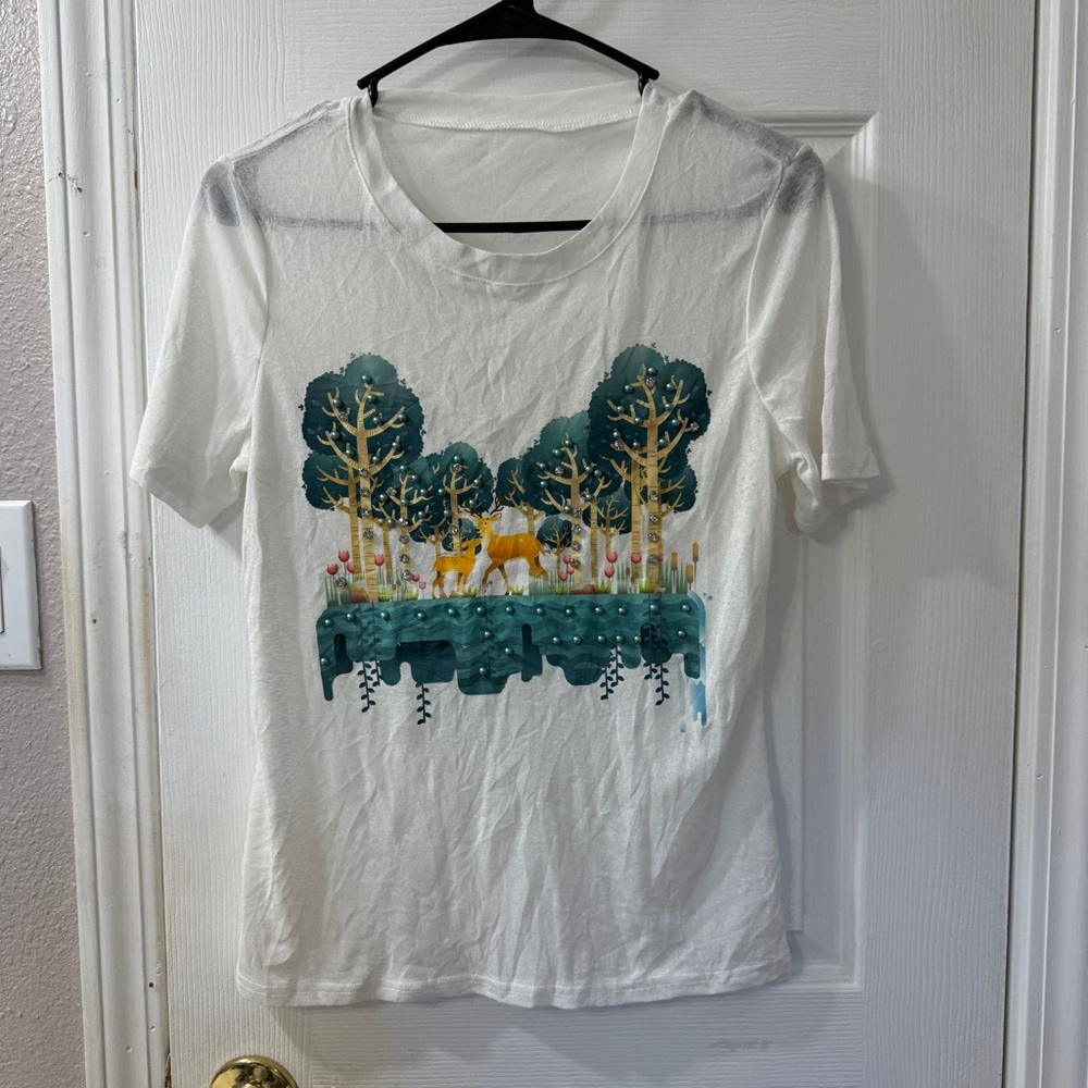 💜 3/$15 White blouse medium size with animal/forest print